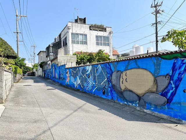 沖縄県の面白い場所 うるま市平安名 トトロの壁画