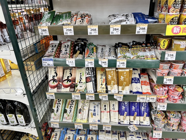 島根県のスーパーの乾麺コーナー