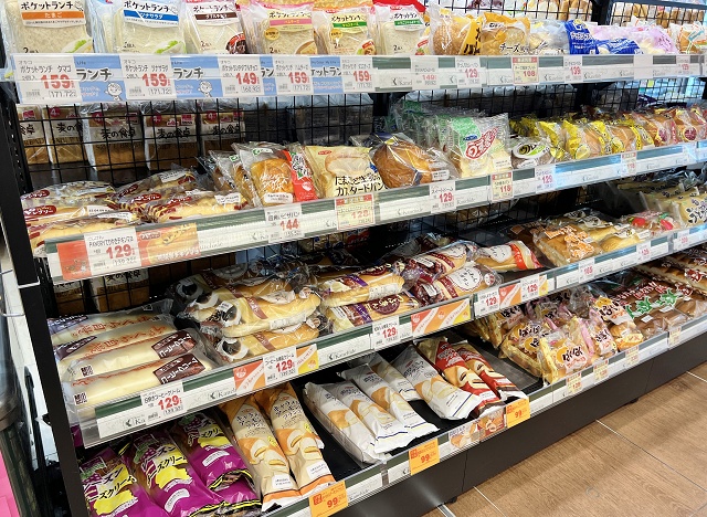 沖縄のスーパー パン売り場