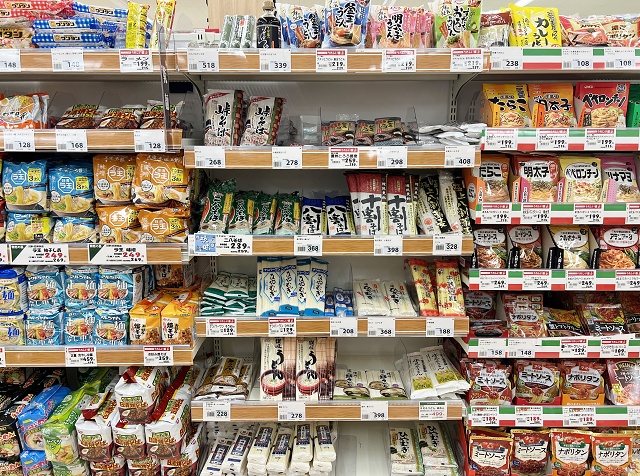 スーパーの乾麺のコーナー