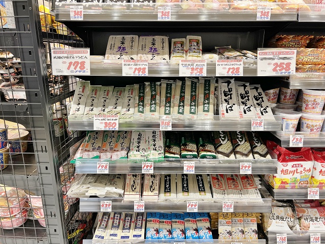 新潟のスーパーの乾麺のコーナー