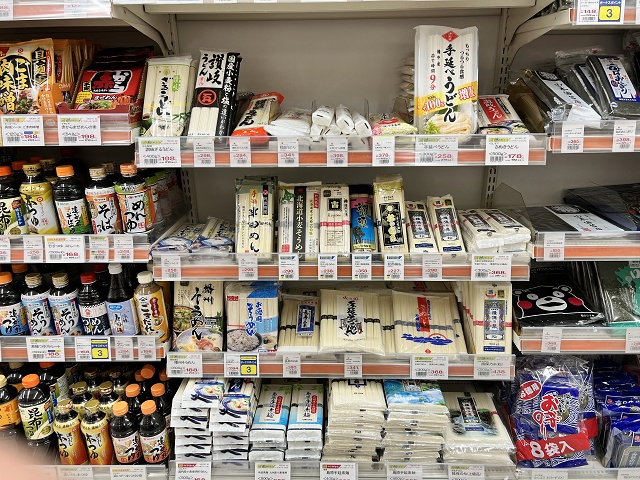 沖縄県のご当地麺 沖縄のスーパーの乾麺のコーナー