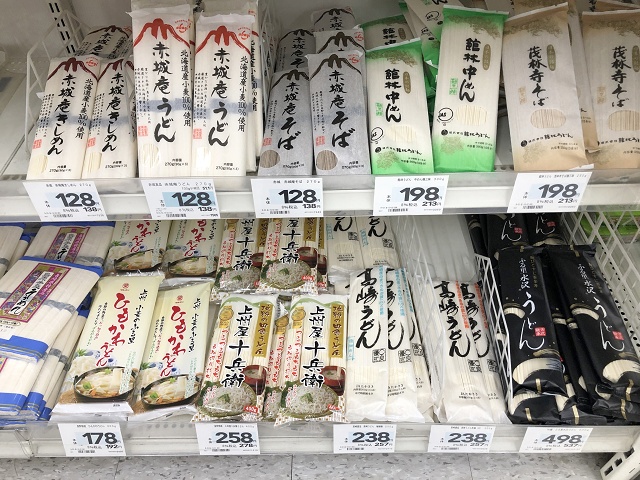 群馬のスーパーの乾麺のコーナー