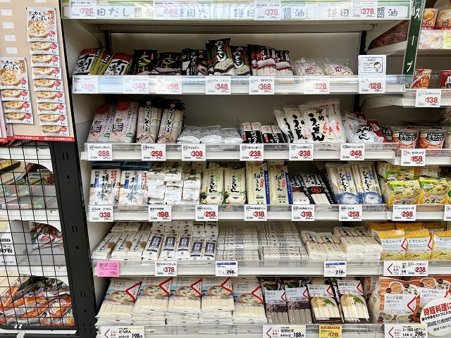 日本のスーパーマーケットの乾麺のコーナー