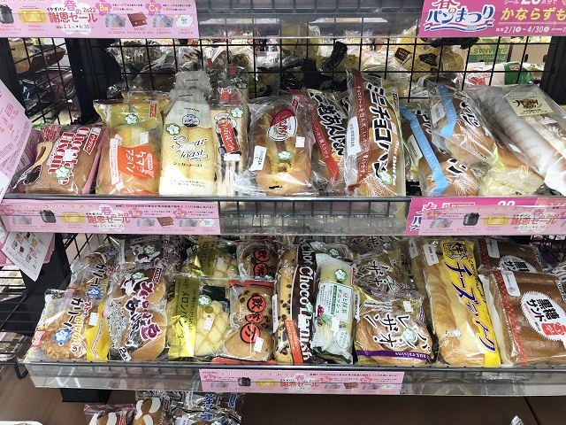 スーパーマーケットのパンコーナー
