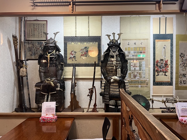 富士見茶屋いろり 店内 鎧兜