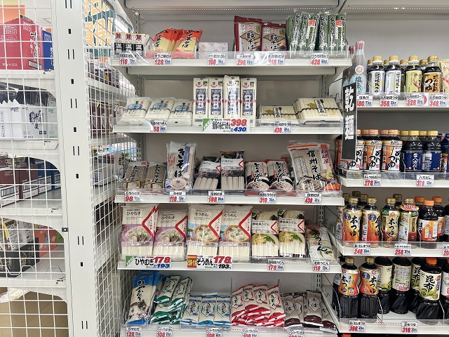 スーパーの乾麺のコーナー