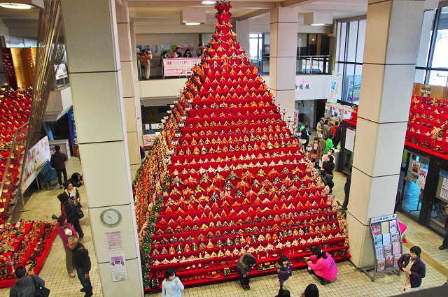 鴻巣びっくりひな祭り 日本一高いピラミッドひな壇