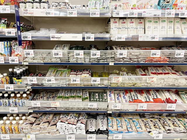 茨城県のスーパーマーケットの乾麺のコーナー