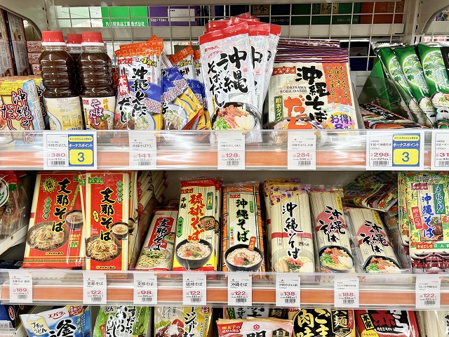 沖縄のご当地麺 沖縄のスーパーの乾麺のコーナー 沖縄そばのコーナー
