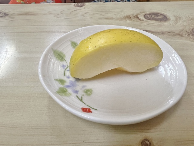 三忠食堂 デザートのりんご 青森県弘前市