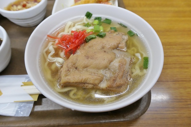 沖縄県のご当地麺 ソーキそば 花笠食堂(那覇市)
