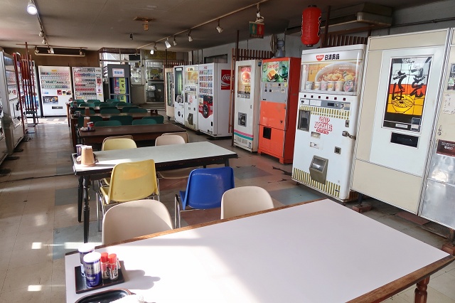 ドライブイン七輿 自販機食堂