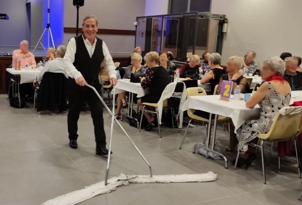Quand Claude veille à la sécurité des danseurs sur la piste ...