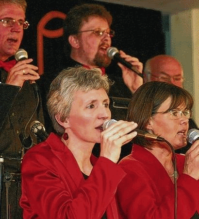 Musik vom Feinsten bot die Sängerinnen und Sänger der Hammelburger Band Sing'n'Swing bei einem Konzert und anschließenden Tanz in den Mai in der Aula der Jakob-Kaiser-Realschule.