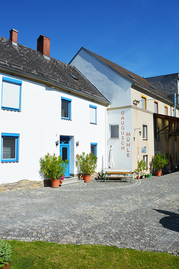 Innenhof und Parkplätze im Waldviertler Seminarhaus Gauguschmühle