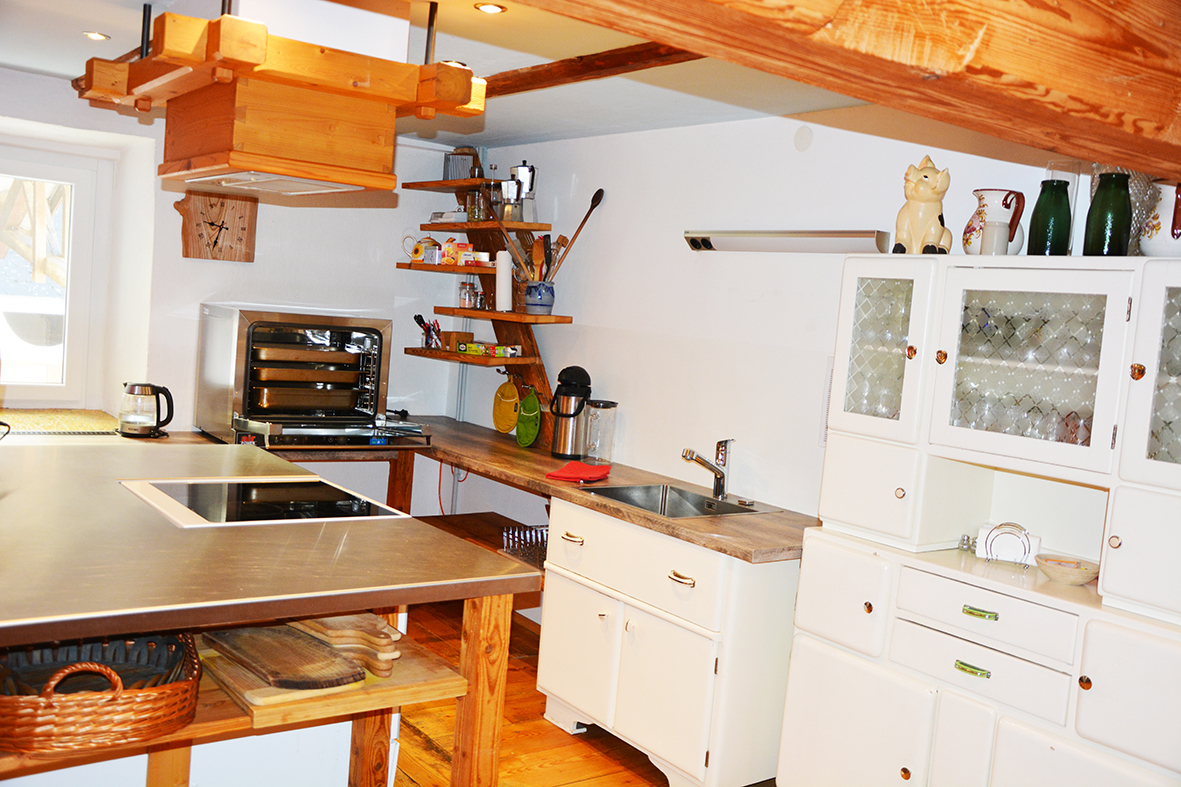 Aufenthaltsraum und Küche im Waldviertler Seminarhaus Gauguschmühle