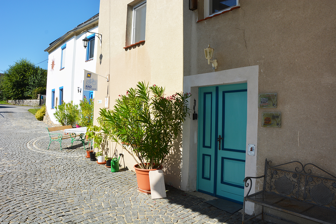 Innenhof und Parkplätze im Waldviertler Seminarhaus Gauguschmühle