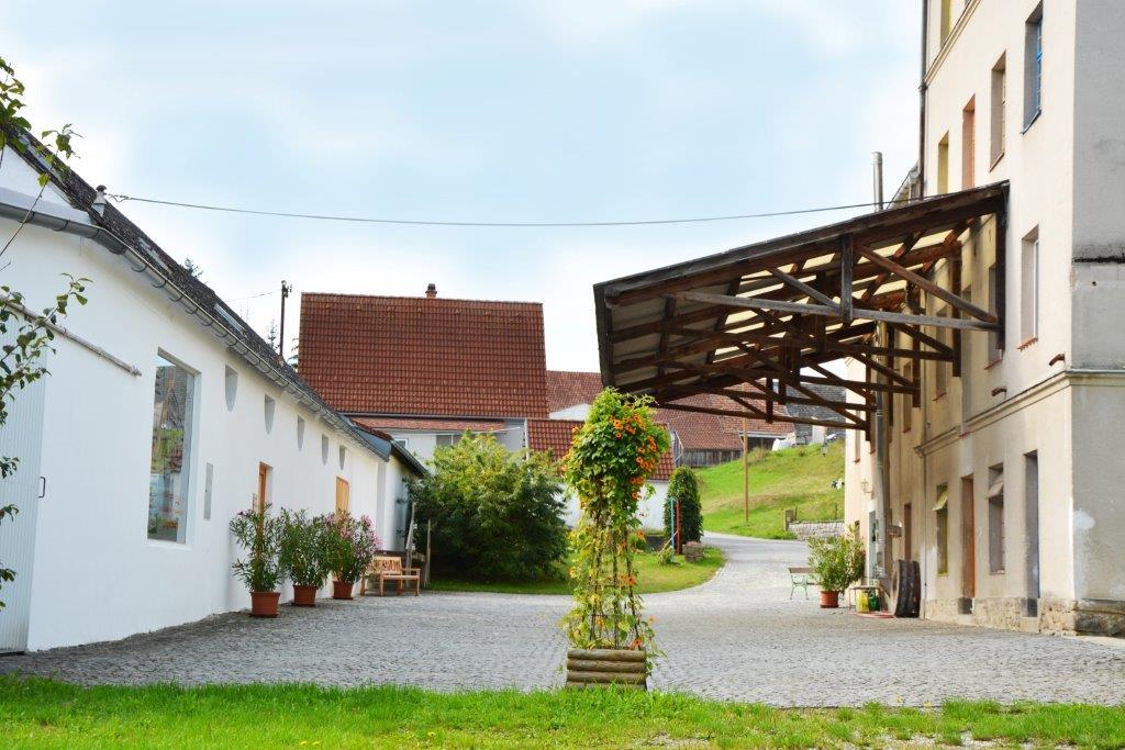 Innenhof und Parkplätze im Waldviertler Seminarhaus Gauguschmühle