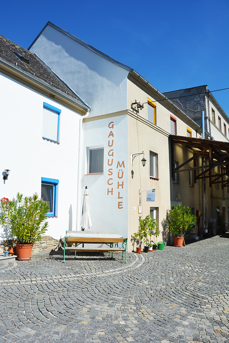 Innenhof und Parkplätze im Waldviertler Seminarhaus Gauguschmühle