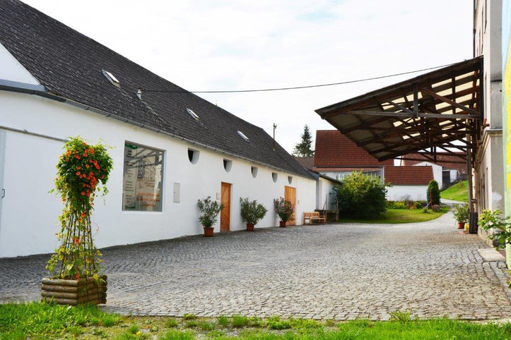 Innenhof und Parkplätze im Waldviertler Seminarhaus Gauguschmühle