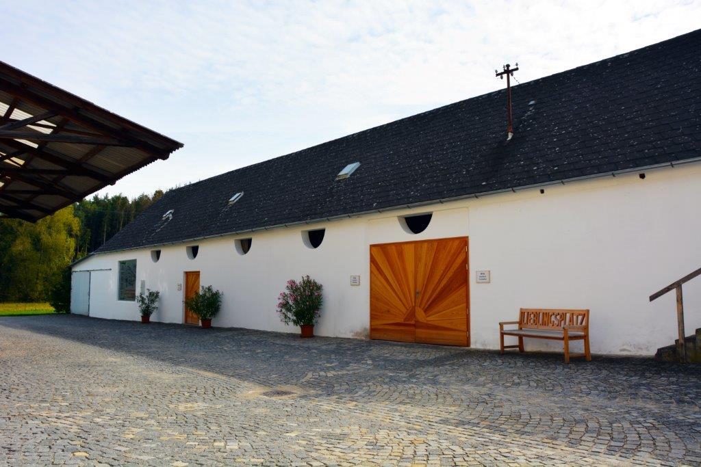 Innenhof und Parkplätze im Waldviertler Seminarhaus Gauguschmühle