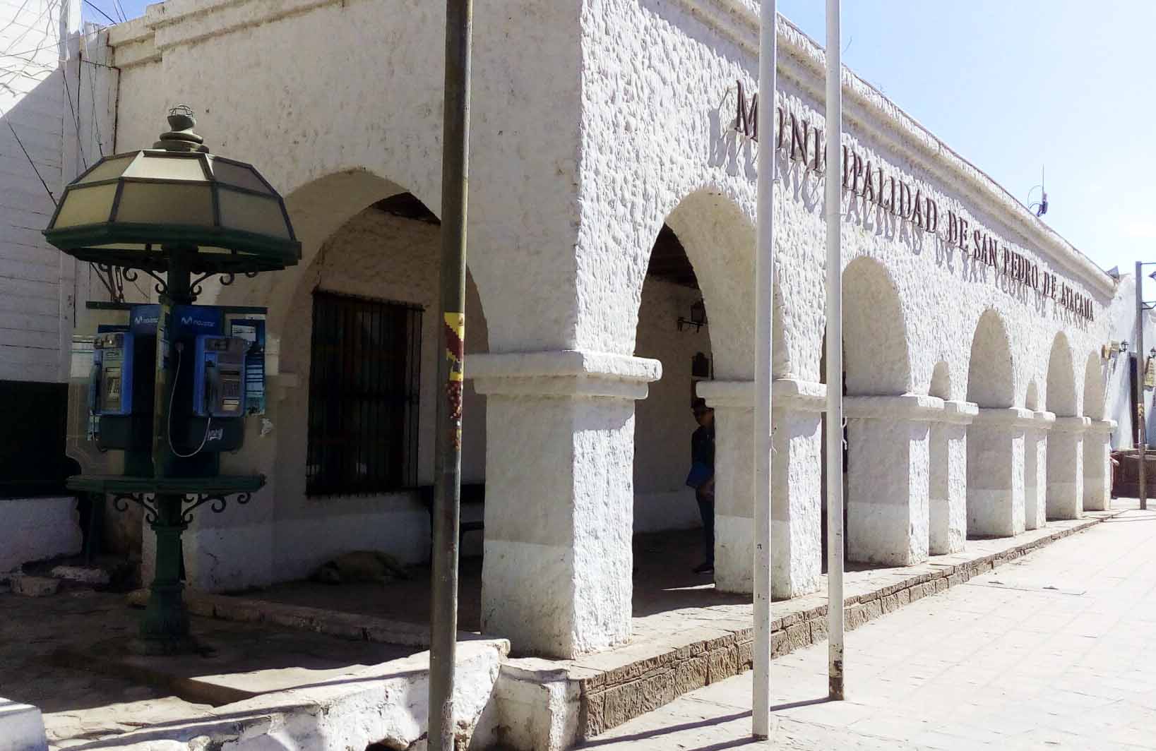 Façade de la mairie et cabine téléphonique "collector"