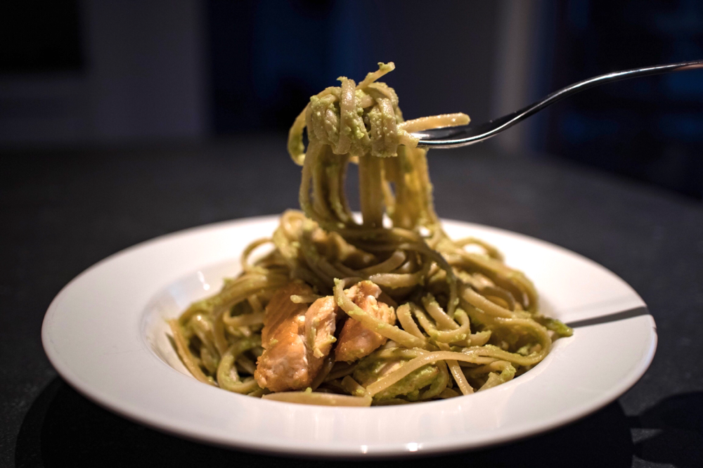 Vollkorn Tagliatelle mit Avocado Limetten Salsa und Lachs