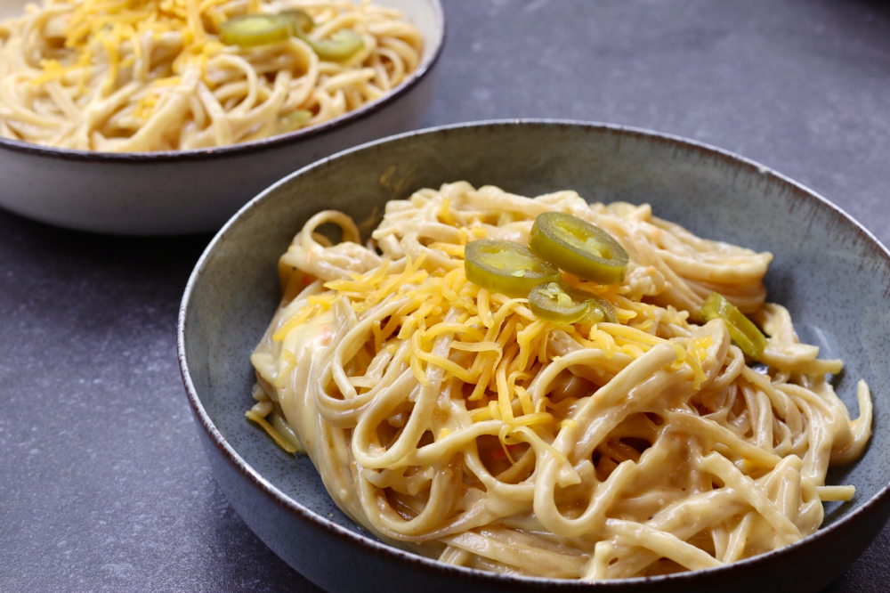 Pasta mit Käsesauce und Jalapeños