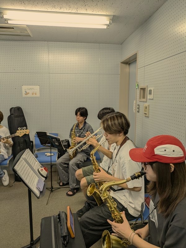 教養学部芸術学科では学年を超えて月に2～3回練習会を行っています