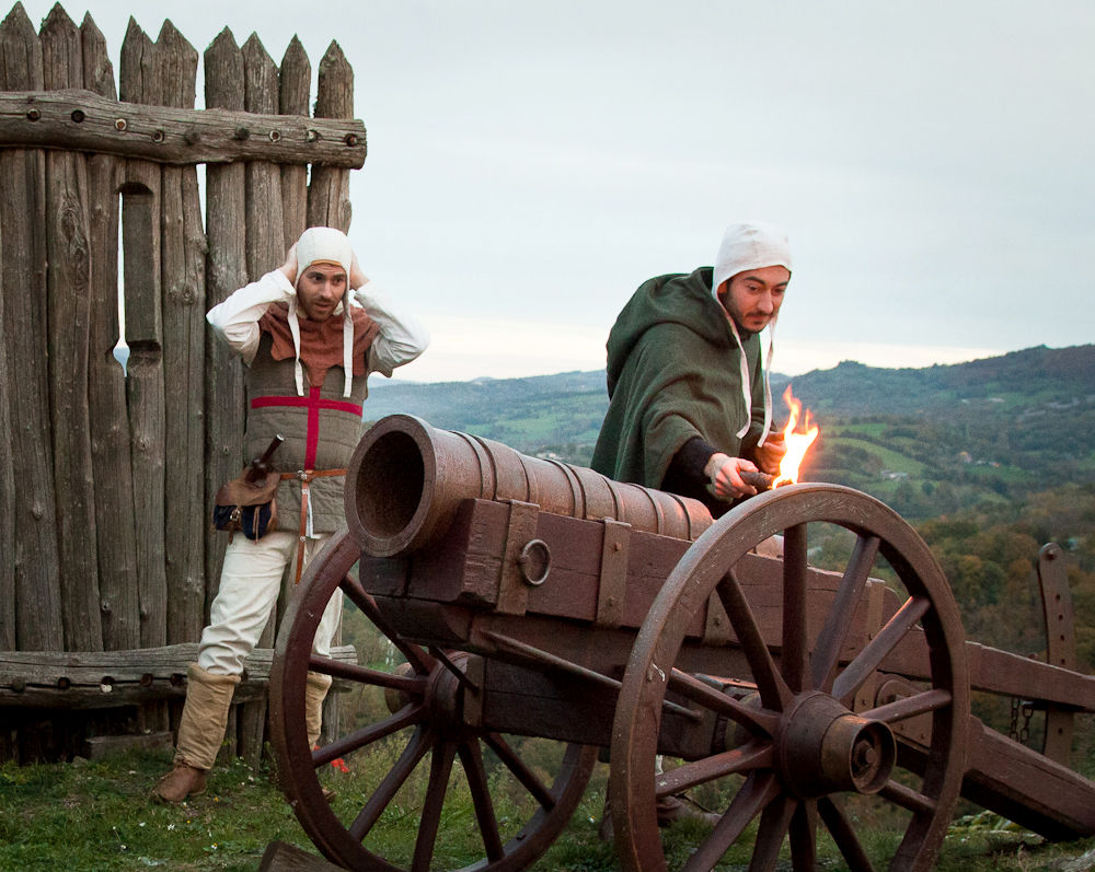 Utilisation d'un canon au château de Calmont d'Olt