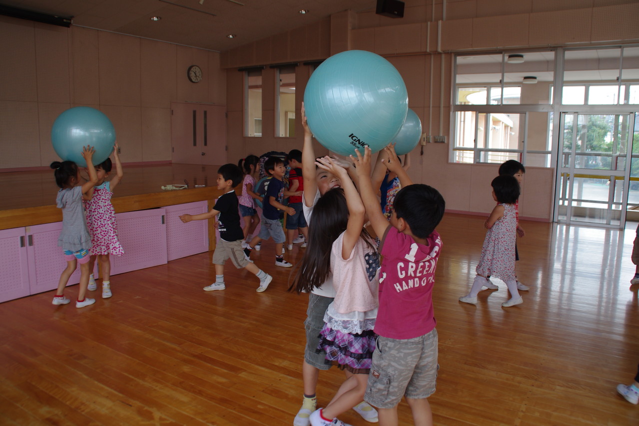 2012.06　息子の幼稚園のわくわくタイムでバランスボールを使ったクラスを紹介。