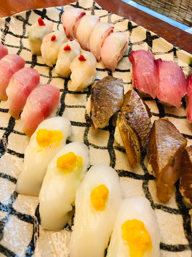 天然地魚を、自家製の塩で食べる寿司がオススメです。