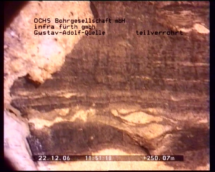 seitl. Wand der Bohrung: geolog. Schichtung informativ