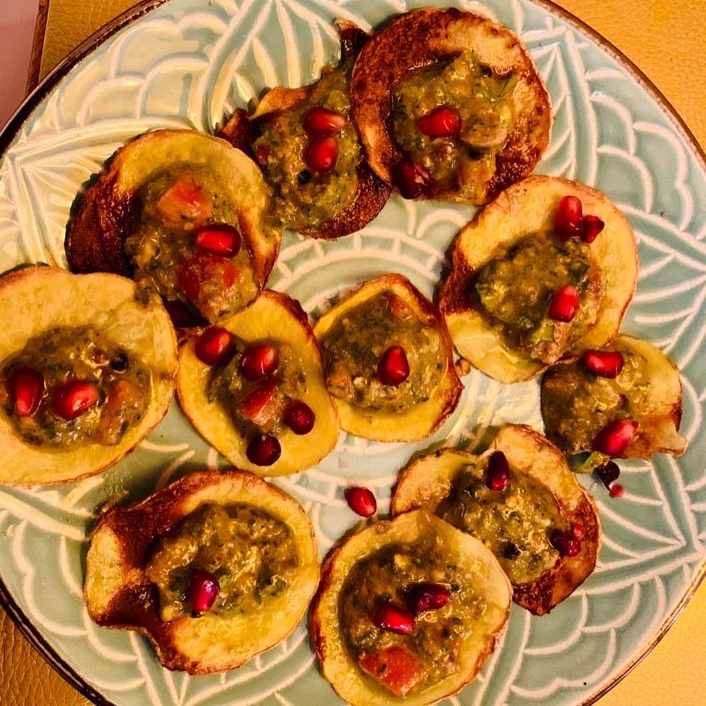 Knusprige Kartoffelscheiben mit Rucolapesto und Granatapfel