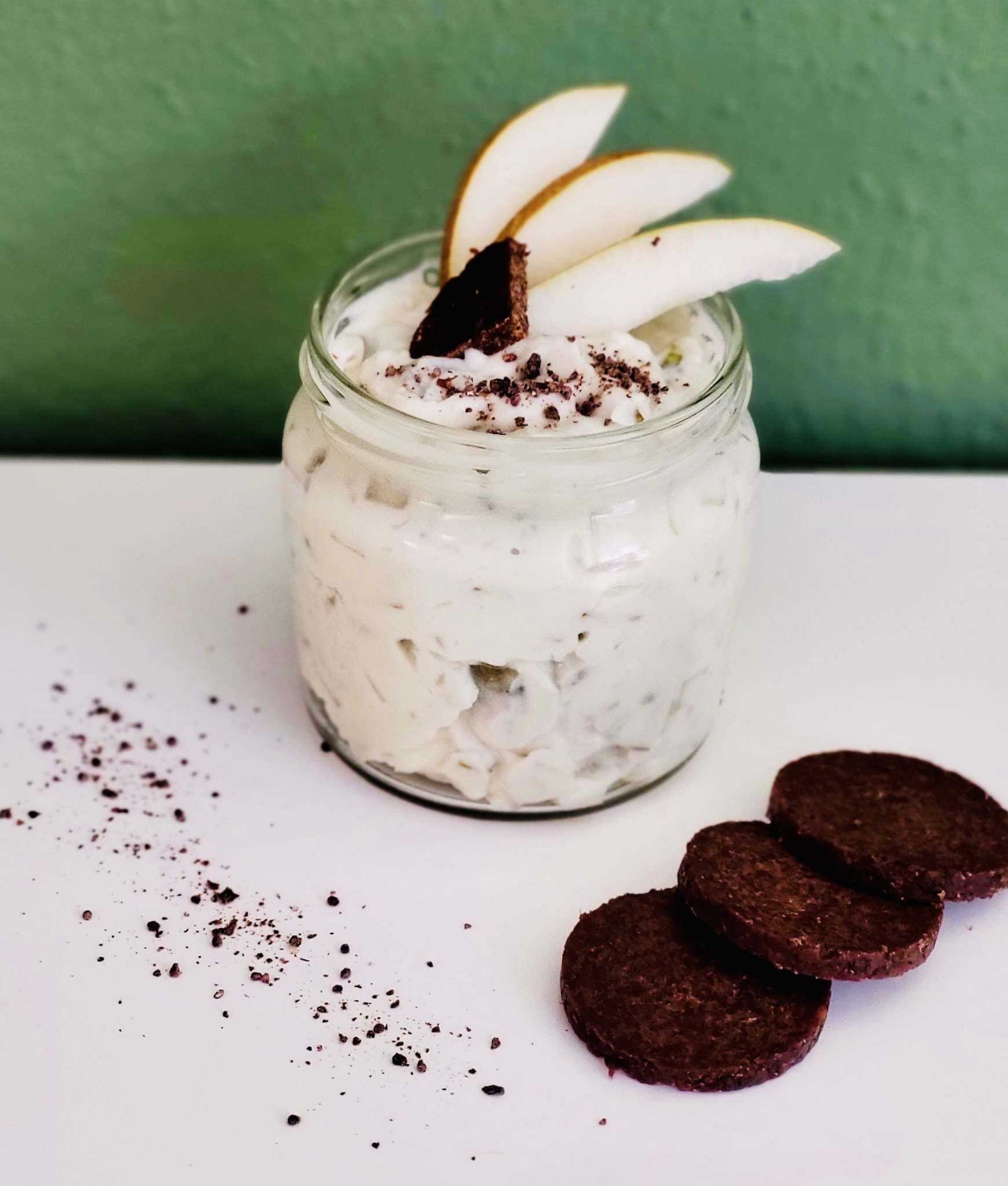 Gorgonzola-Mascarpone-Birne-Walnuss-Dip schmeckt sooo gut auf kleinen Pumpernickeln!
