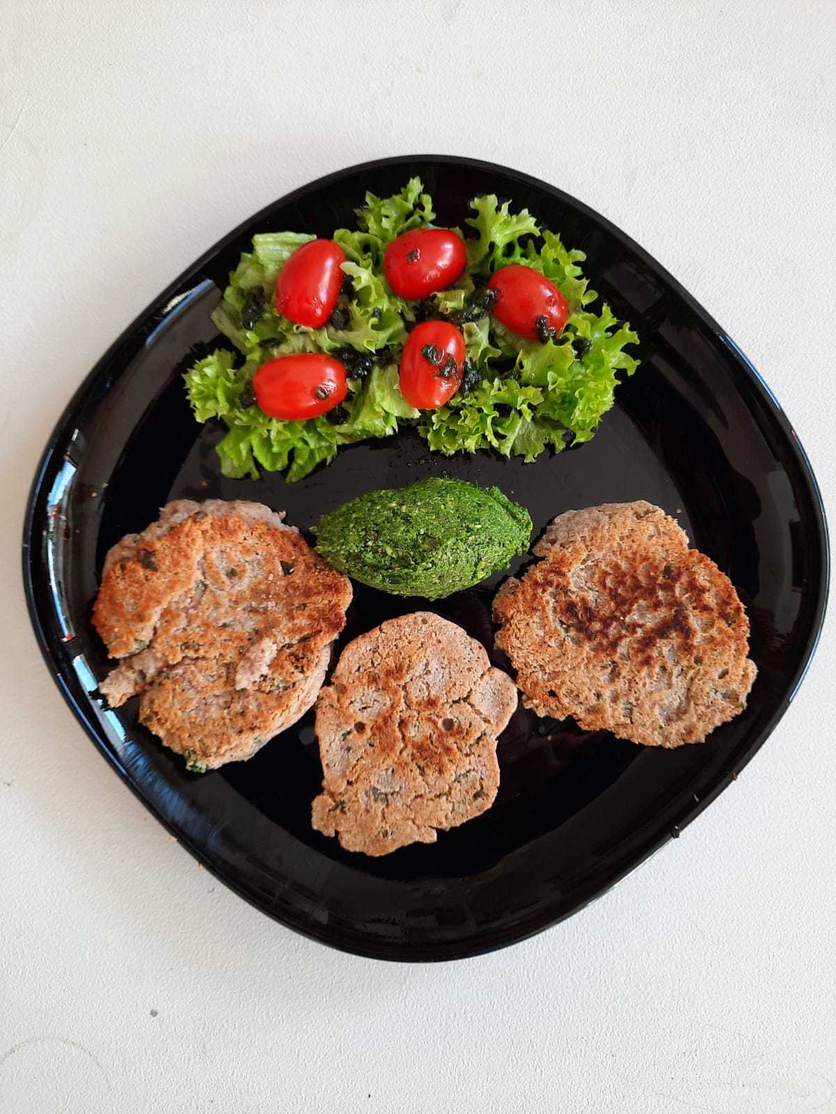 Buchweizenfladen mit Pesto und Salat