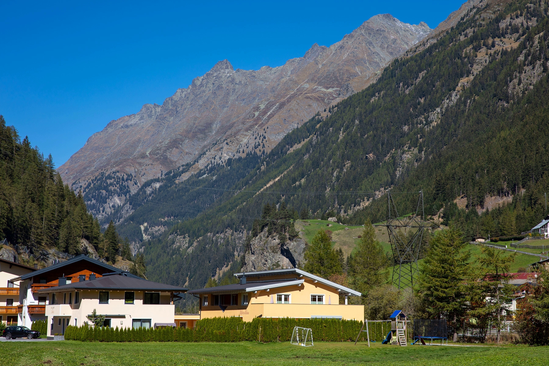 Apart Lukas und Nachbarhaus