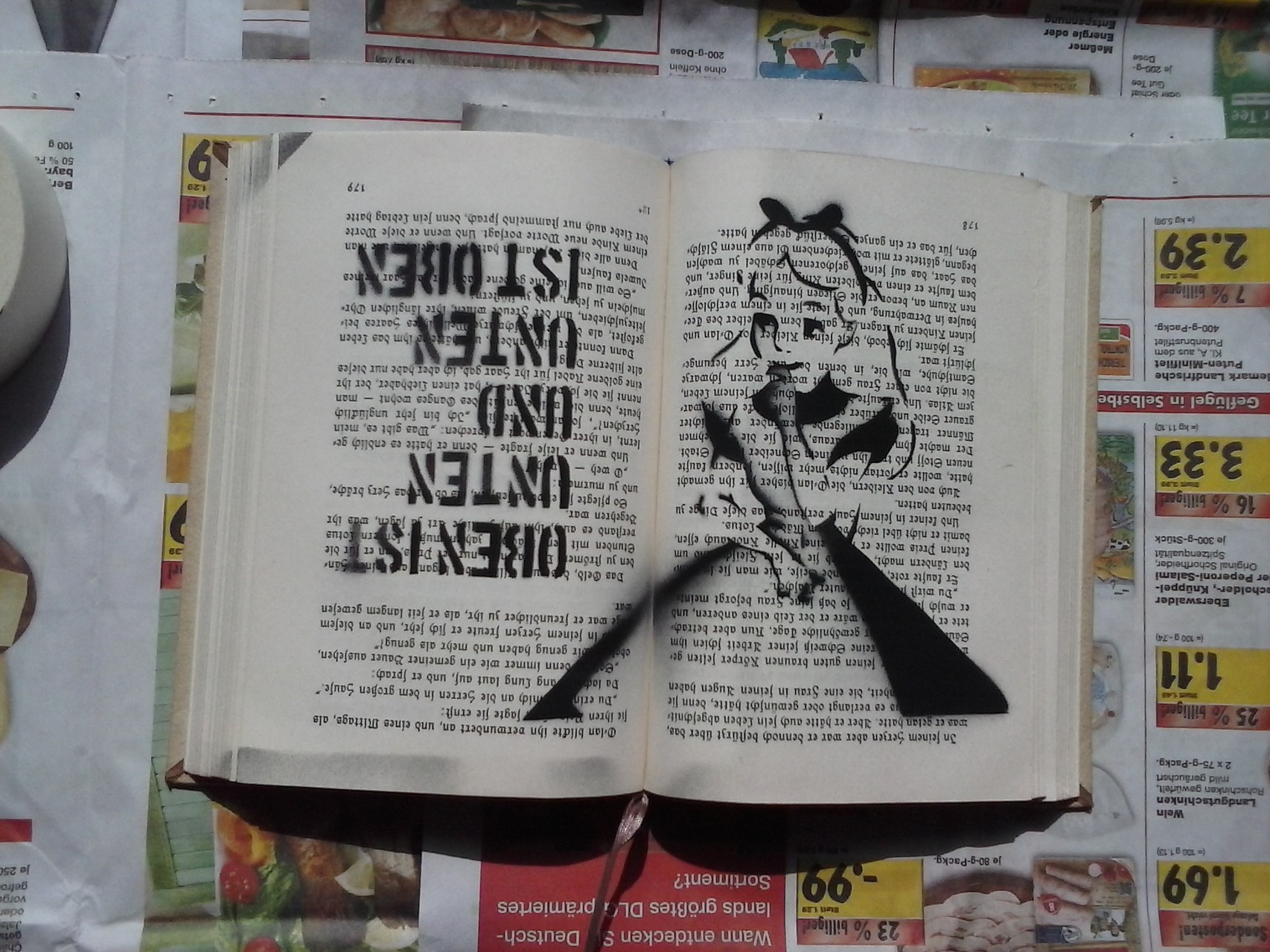"Oben ist Unten", Stencil im Buch, 2014