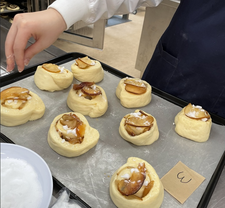 Providing apples for processing practice at Jumonji Gakuen Women's University (February 2024)