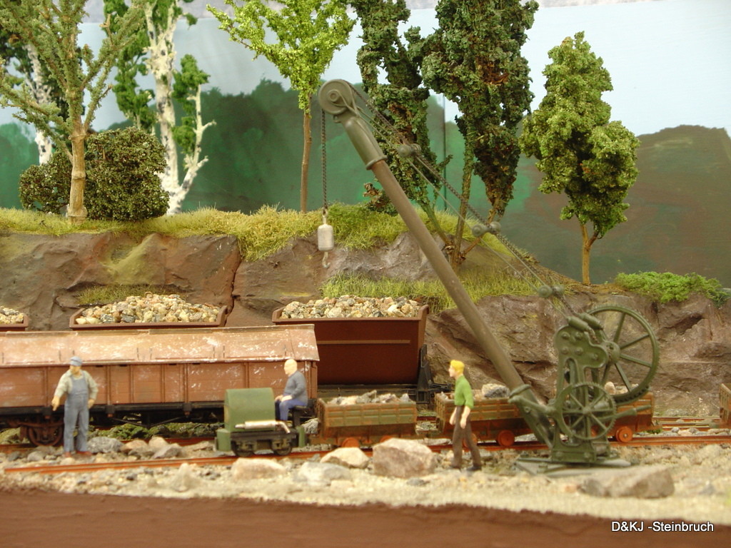 Hier wurden Roco H0e-Loren verwendet, der Feldbahntraktor ist komplett selbst gebaut.