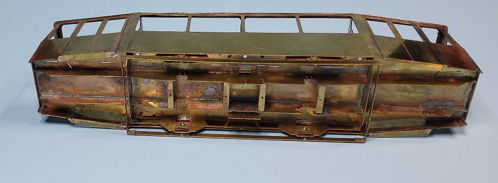 Der Wagenkasten mit Fahrgestell für den Triebwagen.