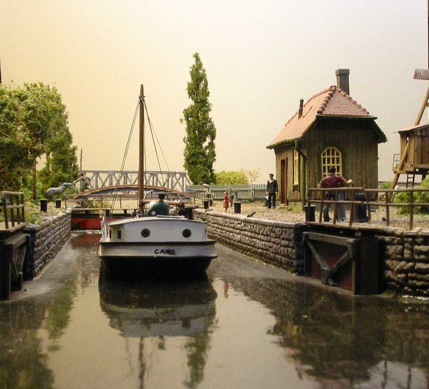 Gerade läuft ein Binnenfrachtschiff in die Schleuse des Südkanals ein.