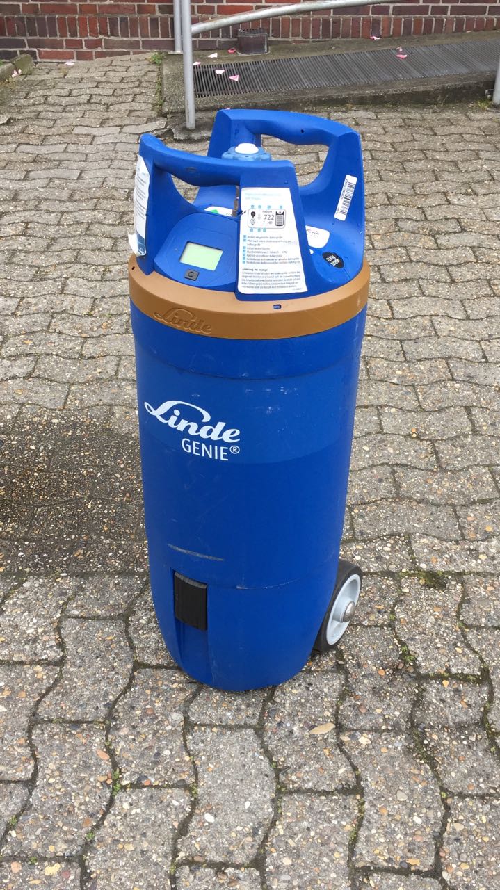 5500 Liter Ballongas in einer schnieken, blauen Gasflasche mit Rädern.