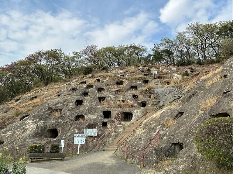 見たらビックリ？！～穴だらけのミステリアスな史跡「吉見百穴」～