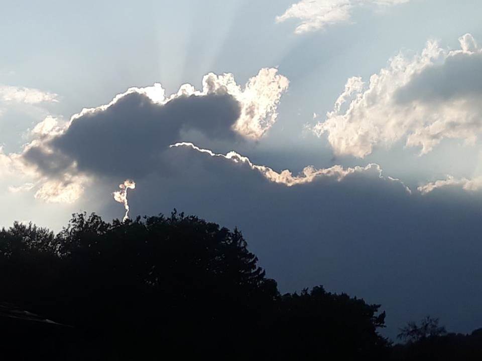 Scharfkantige Wolken mit Lichtstrahlen.