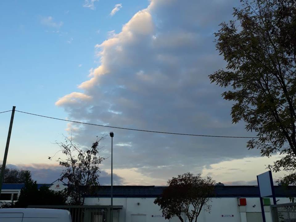 Sieht fast aus wie ein in Wolken umhülltes Raumschiff!