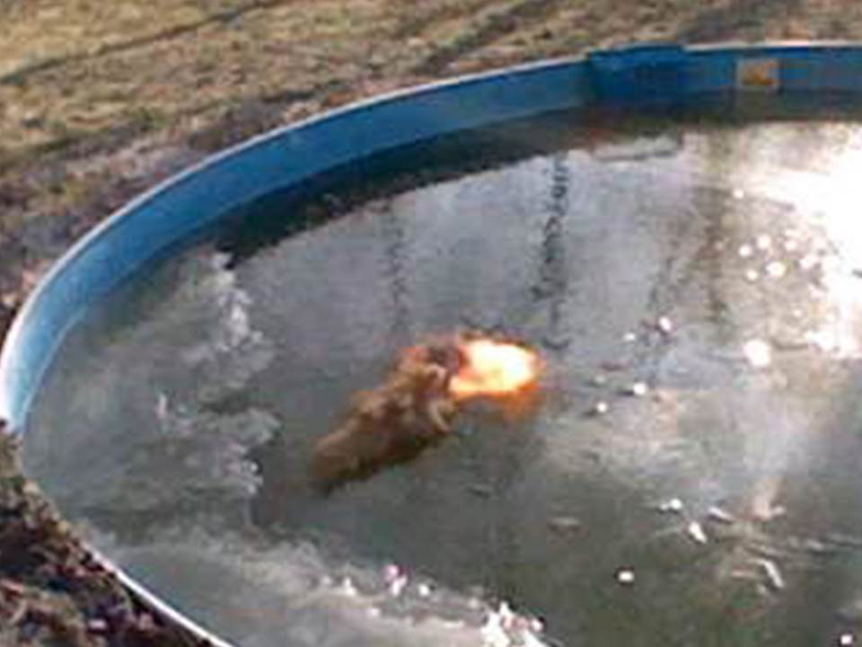 Böller-Explosion auf einen gefrorenen Pool!