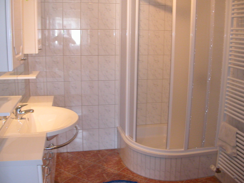 Badezimmer mit Fußbodenheizung und Dusche