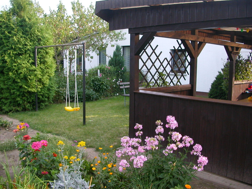Garten mit Carport zum Relaxen und Grillen
